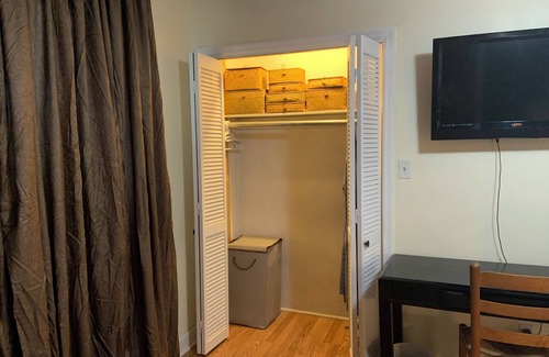 Tallahassee House | Private Room in Serene Lake House. Peaceful Stay with Nature Views, Near City.