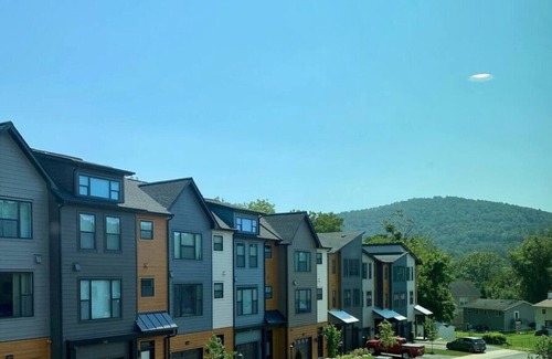 Belmont House | Private Room in Spacious Belmont Townhouse