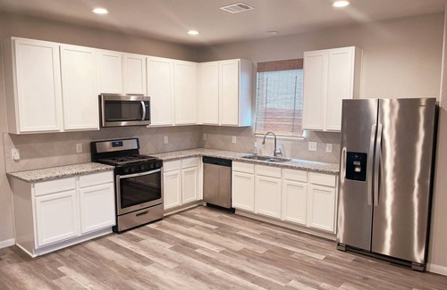 Westfield House | Private Room Near IAH - Full Kitchen, Yard & Grill