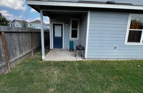 Westfield House | Private Room Near IAH - Full Kitchen, Yard & Grill