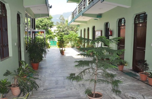 Rishikesh Villa | Private Room on the Green Side of Ganga