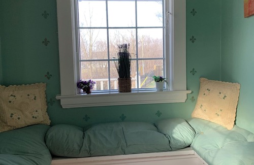 Downtown Niagara Falls Bed & Breakfast | Private Room with en-suit Bathroom 3 Mins to Falls
