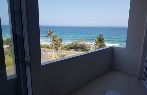 La Mercy Apartment | Private Room with a jacuzzi on the Beach!
