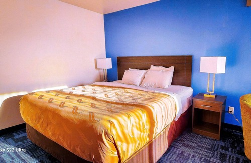 Helena House | Private Rooms, Hot Tub Bathrooms, Gas Station, Store, Down Town