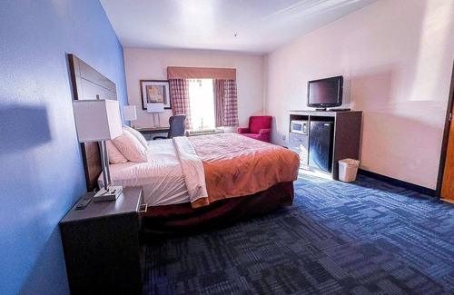 Helena House | Private Rooms, Hot Tub Bathrooms, Gas Station, Store, Down Town