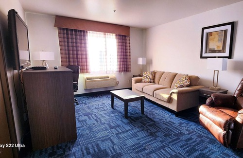 Helena House | Private Rooms, Hot Tub Bathrooms, Gas Station, Store, Down Town