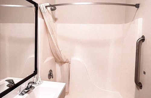 Helena House | Private Rooms, Hot Tub Bathrooms, Gas Station, Store, Down Town