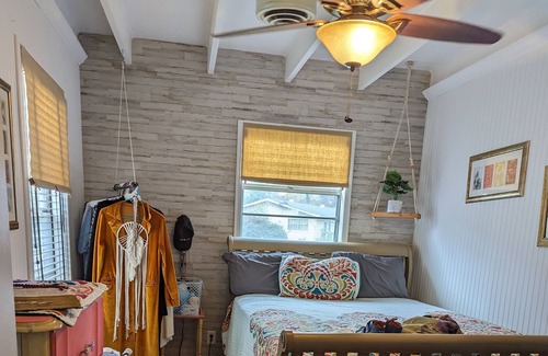 Negreet House | Private Rooms -Medical Staff/Professional/Fishing Pros? Sabine Riverfront!