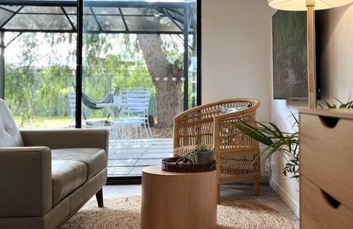 Rockingham House | Private Rustic Studio Guesthouse