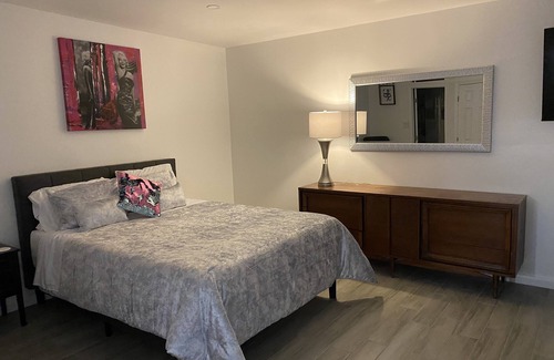 West Los Angeles House | Private, safe,Guest House-Westside Location! In our family 50 Years as a rental
