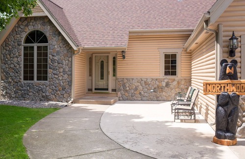 Deerwood House | Private - Secluded Lake Home/Sleeps up to 20 people