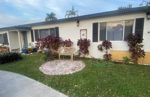Florida Gardens House | Private spacious 5-bedroom house, pool, hot tub, AC, gazebo, and large backyard.