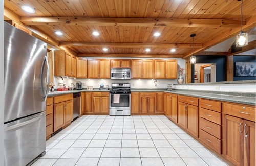 Sunday River Area Cabin | Private & Spacious | Scenic Views | Hot Tub