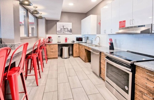 Old North Columbus House | ⭐Private Studio Apartment ✔️Parking ✔️WiFi ✔️Hot Tub ✔️Kitchens ✔️Fitness Center