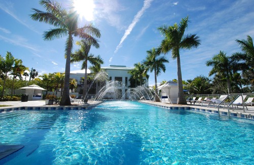 Doral Apartment | Private Studio - Balcony, king bed, bathtub with spa jets and pool