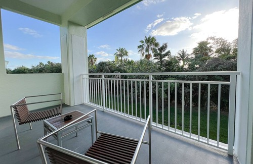 Doral Apartment | Private Studio - Balcony, king bed, bathtub with spa jets and pool