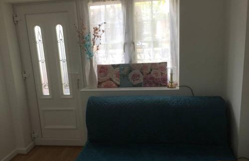 Wallington North Apartment | Private Studio home away from home .