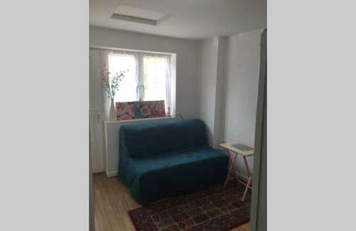 Wallington North Apartment | Private Studio home away from home .