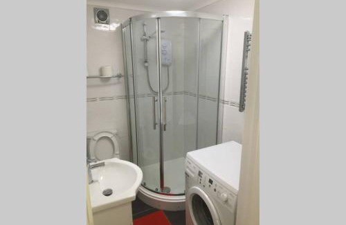 Wallington North Apartment | Private Studio home away from home .