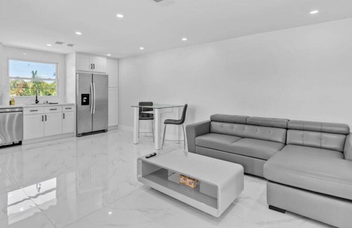 Beachway Estates House | Private Studio in Glamorous Pool Villa
