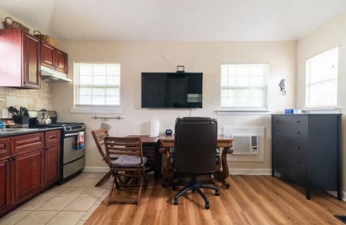 Holly House | Private Studio, Near Downtown, Lake, Trail and Venues in Trendy East Austin
