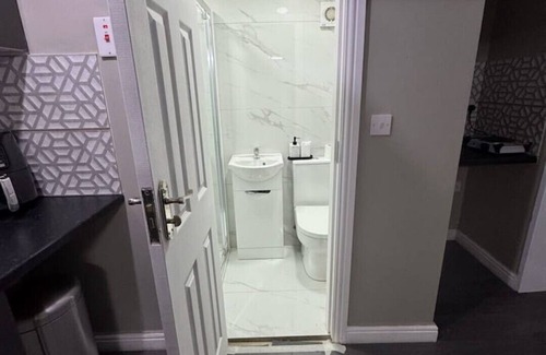 Huddersfield Apartment | Private Studio Retreat | WiFi + HD TV + Workspace