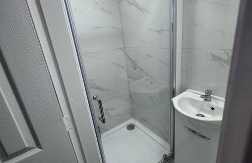 Huddersfield Apartment | Private Studio Retreat | WiFi + HD TV + Workspace