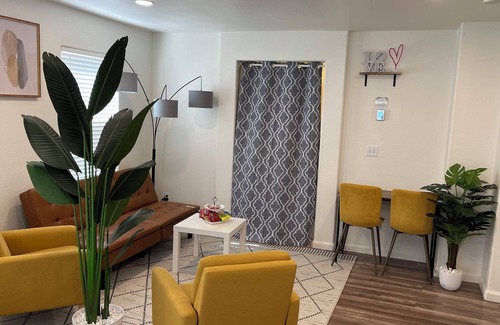 West Sacramento Apartment | Private studio luxury sleeps 5 WiFi Min to DT Sac, Airport, UC Davis Med