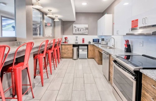 University District House | ✨Private Studio with Laundry Room⏺️Parking🚗Fitness Gym💪| Extended Stay Ready✨