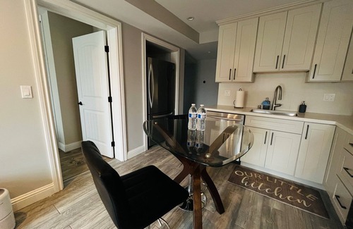 Lakeshore House | Private Suite 1Bd1Ba Living Room Kitchen in Decent and Convenient Neighborhood