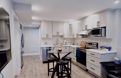 Lakeshore House | Private Suite 1Bd1Ba Living Room Kitchen in Decent and Convenient Neighborhood