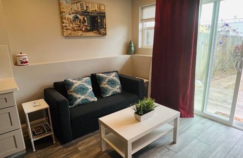 Lakeshore House | Private Suite 1Bd1Ba Living Room Kitchen in Decent and Convenient Neighborhood