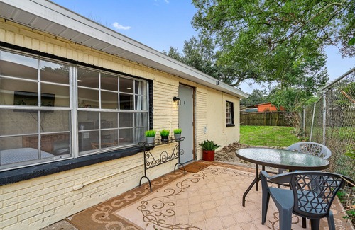 Northeast Tampa House | Private Suite by USF/Ybor—Huge shower, Fast Wi-fi