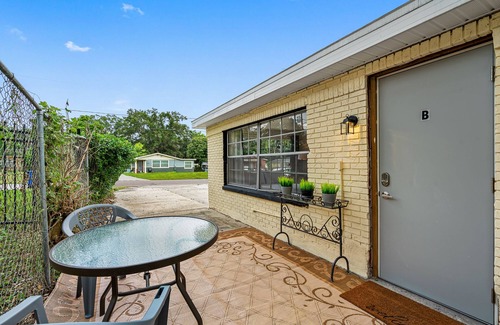 Northeast Tampa House | Private Suite by USF/Ybor—Huge shower, Fast Wi-fi