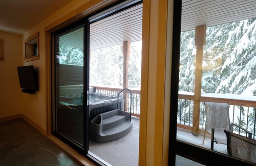 Rossland House | Private Suite & Hot Tub @ Red