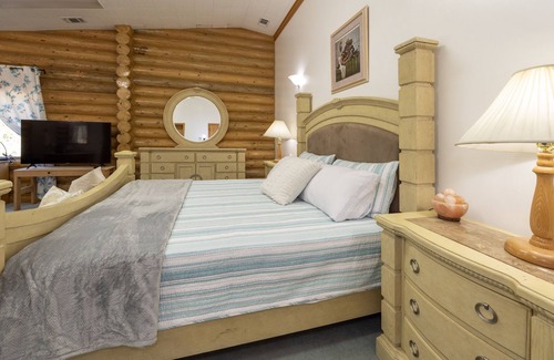 Hot Springs Cabin | Private Suite in Rustic Cabin - Room 230