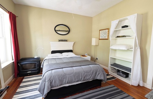 Oberlin House | Private Suite STEPS from Oberlin