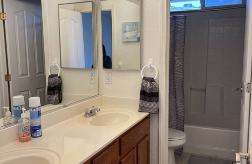 Vallejo Bed & Breakfast | PRIVATE SUITE & THE LOFT en-suite bathroom, fridge, microwave, airfry, coffee!