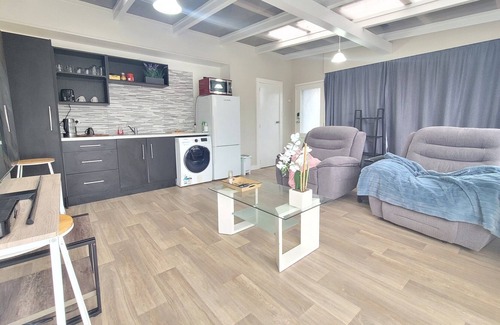Upper Hutt House | Private Sunny Deluxe Flat 1 With Courtyard