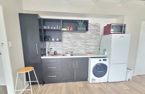 Upper Hutt House | Private Sunny Deluxe Flat 1 With Courtyard