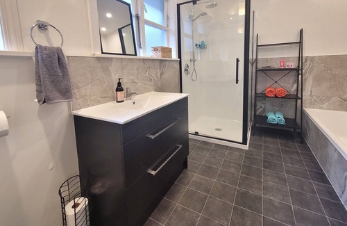 Upper Hutt House | Private Sunny Deluxe Flat 1 With Courtyard