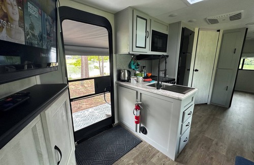 Rockwell House | Private & surrounded by water-TRAVELER FAVORITE -Se Habla Español!