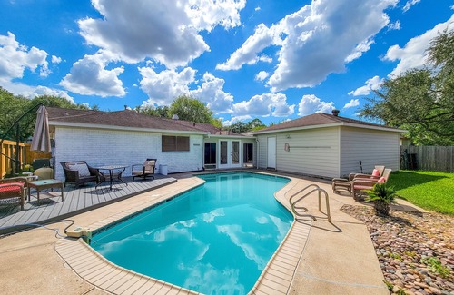 Meadows Place House | Private Swimming Pool ! 20 Mins to Downtown/MDC !