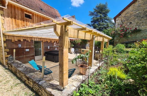 Daglan Apartment | Private terrace, jacuzzi and garden, with restaurants and shops on the doorstep.