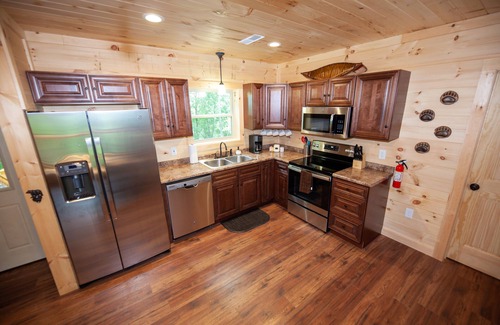 Gatlinburg - Pigeon Forge Cabin | Private, Top Location, VIEWS: Quiet Mountain Top Cabin!