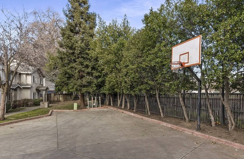 Chico House | Private Townhome Conveniently Located Near Chico State
