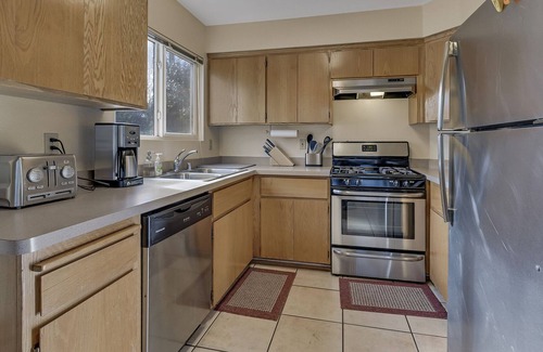 Chico House | Private Townhome Conveniently Located Near Chico State