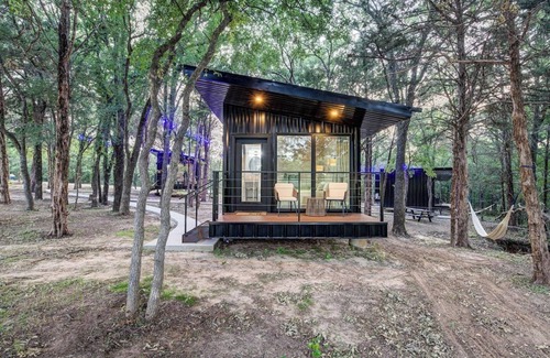 Alvord RV Rental | Private Treehouse Retreat | Sleeps 8 + Pickleball