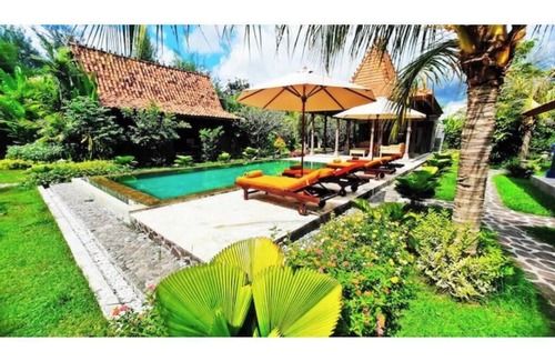 Kalisada Apartment | Private, tropical garden, authentic wooden house