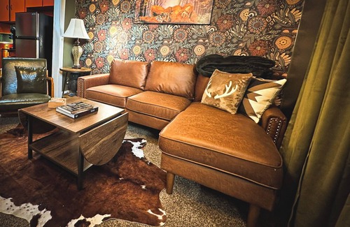 Russell Apartment | PRIVATE UPPER LEVEL CONDO-1BED/1BATH/BALCONY/GRILL/FIREPIT/LAUNDRY-SLEEPS UP TO 4PP-RUSSELL KS